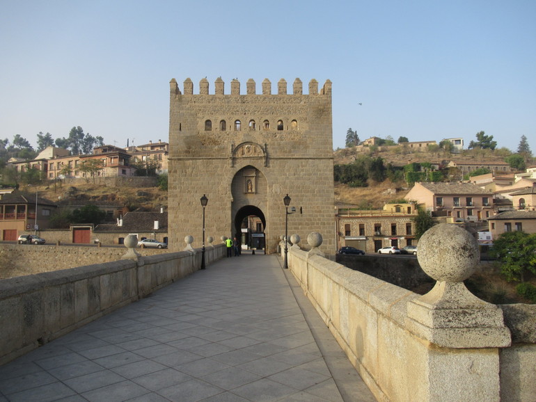 Brug met oude stadspoort van Toledo